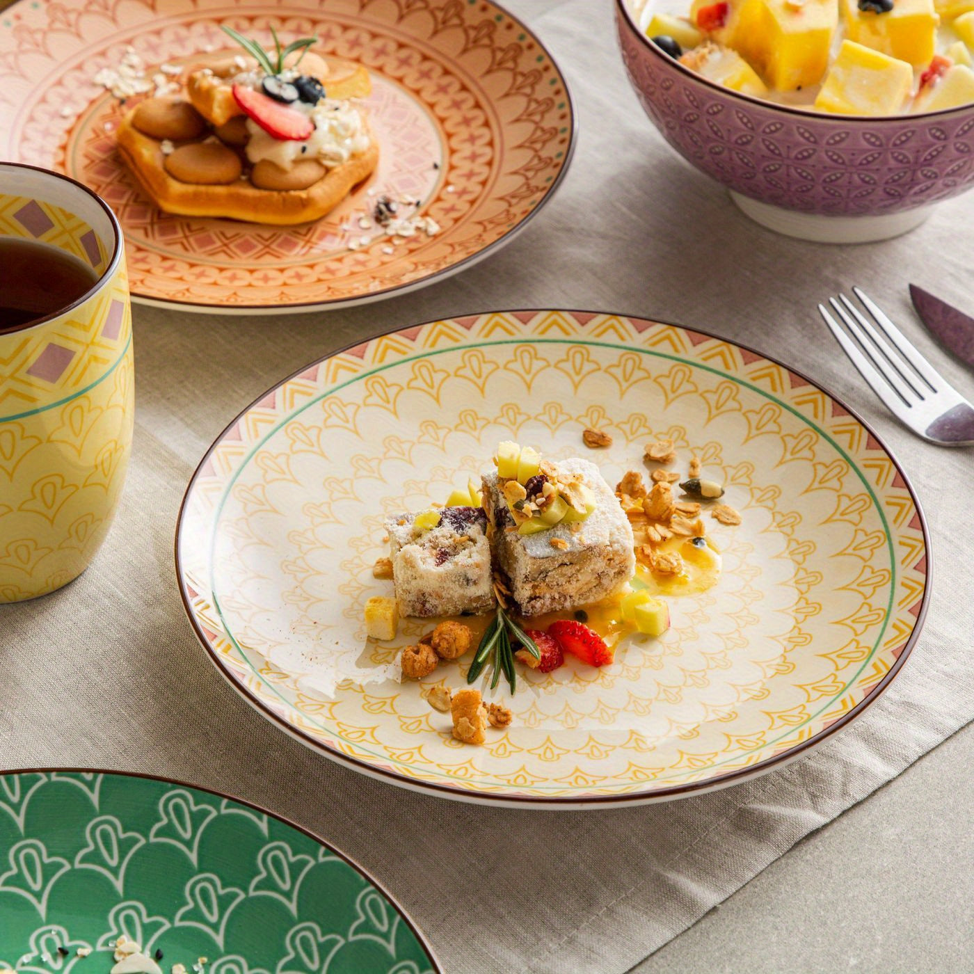 16-Piece 4-Color 4-Design Porcelain Dinnerware Set Plate Set with Dinner Plate, Dessert Plate, Bowl, Mug Set For 4 Person
